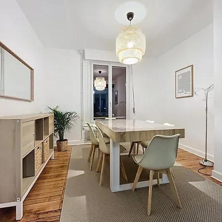 Duplex De La Place De *